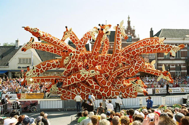 Flower-Sculptures-Bloemencorso-Parade-in-Zundert-Netherlands-Floral-iWM-Events-William-Fogler