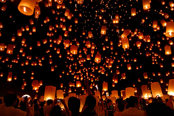 Loi-Krathong-Festival-Thailand-Lanterns-WM-Events