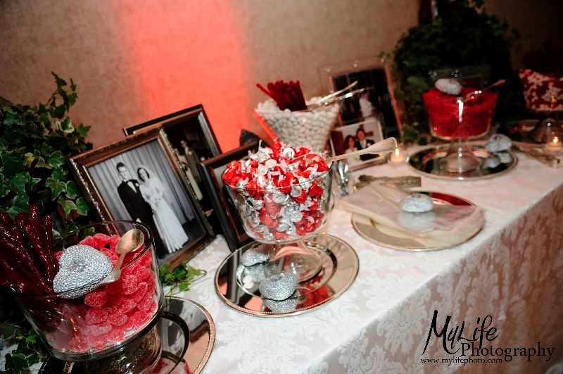 family-wedding-photos-in-vintage-frames-on-the-candy-bar wm events
