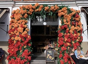 modular image, wm events, london, uk, european, floral design, floral designer, event planner, event planning, event designer, event design, event consultant, event consulting, flowers, inspiration, floral inspiration, flower inspiration, statements, floral statements, live florals, building decor, cascading florals, cascading flowers