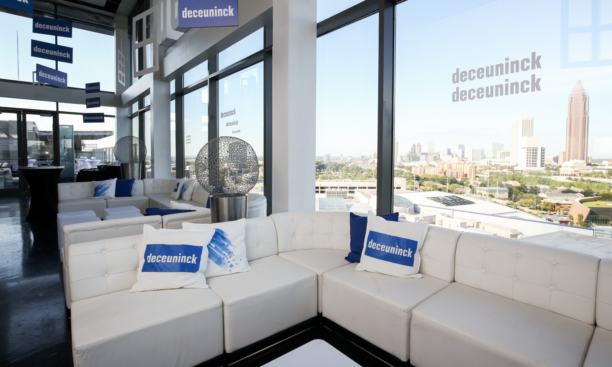modular image, wm events, atlanta, georgia, denver, colorado, events, event design, event designer, atlanta events, denver events, event planning, event planner, event consultant, event consulting, design, plan, consult, branding, branded event, branded event design, deceuninck, white, blue, custom, custom pillows, atlanta skyline, ventanas, downtown, downtown atlanta
