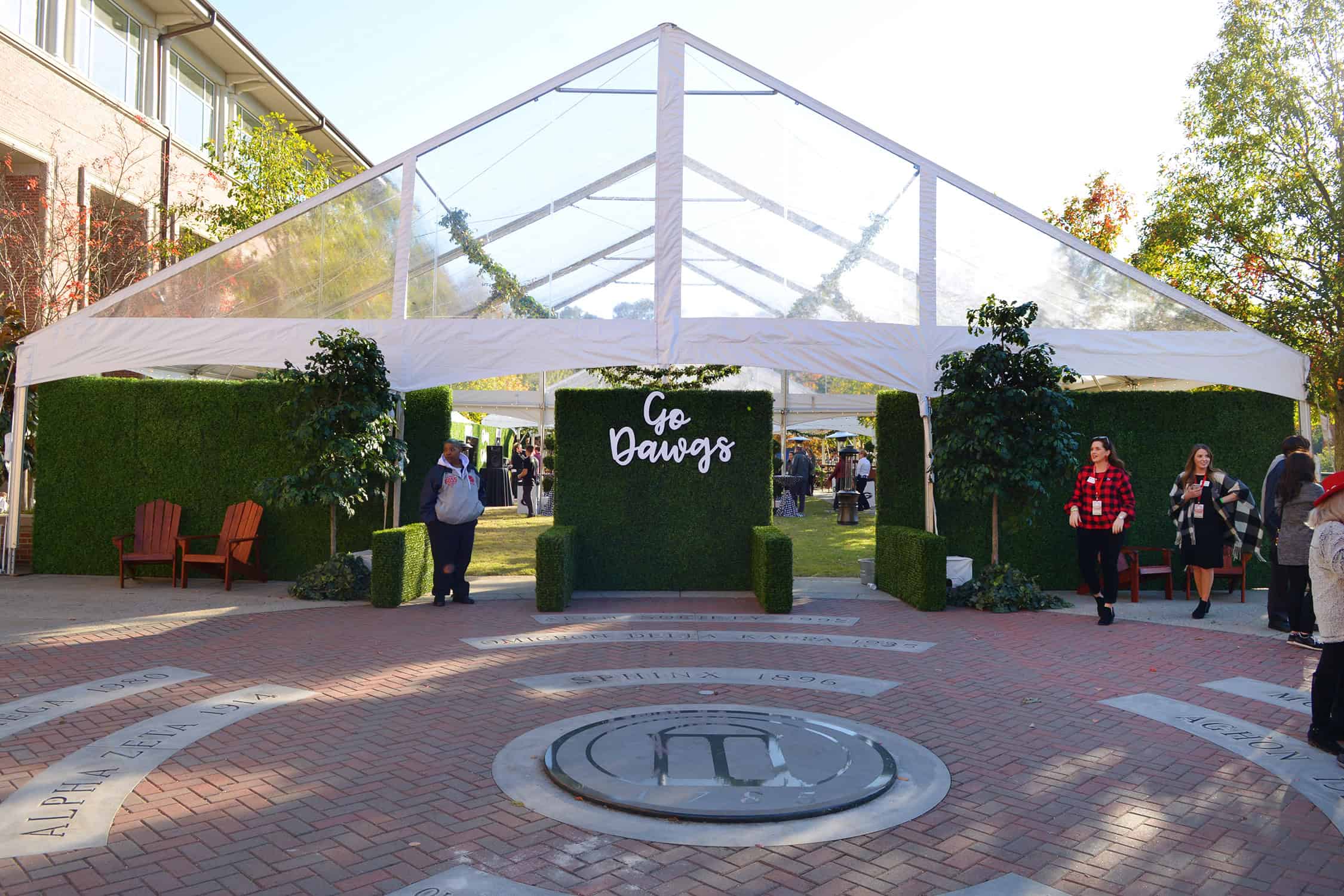 modular image, wm events, university of georgia, non-profit events, social events, corporate events, georgia bulldogs, go dawgs, uga, tate center, athens, atlanta, georgia, events, outdoor events, boxwood hedges, custom branding, large scale branding, uga auburn, tailgate party, tailgate event