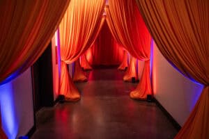 Entrada com cortinas do Speakeasy
