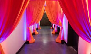 Entrada com cortinas do Speakeasy